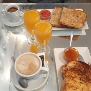 Café con Tostada de pan molde con Zumo de naranja natural
