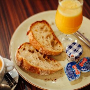 Café con Tostada de pan con Zumo de naranja natural